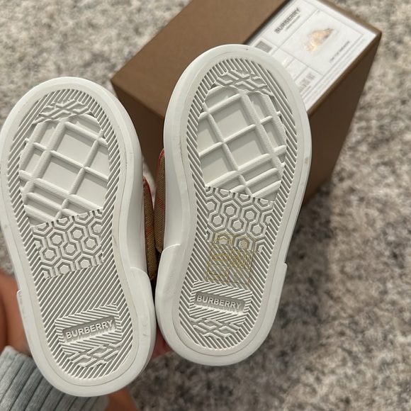 Never been worn baby Burberry shoes! Size 3 - Picture 3 of 3